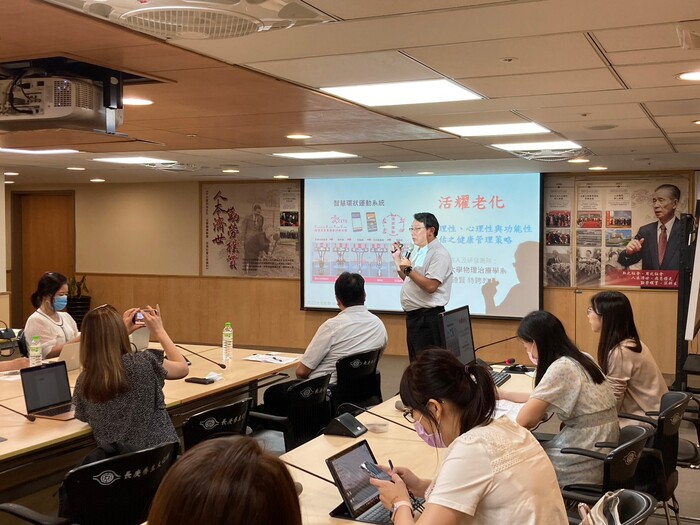 Distinguished Professor Wang Zhongxian From Chang Gung University shared health management strategies integrating physiological psychological and function assessments for participating manufactures